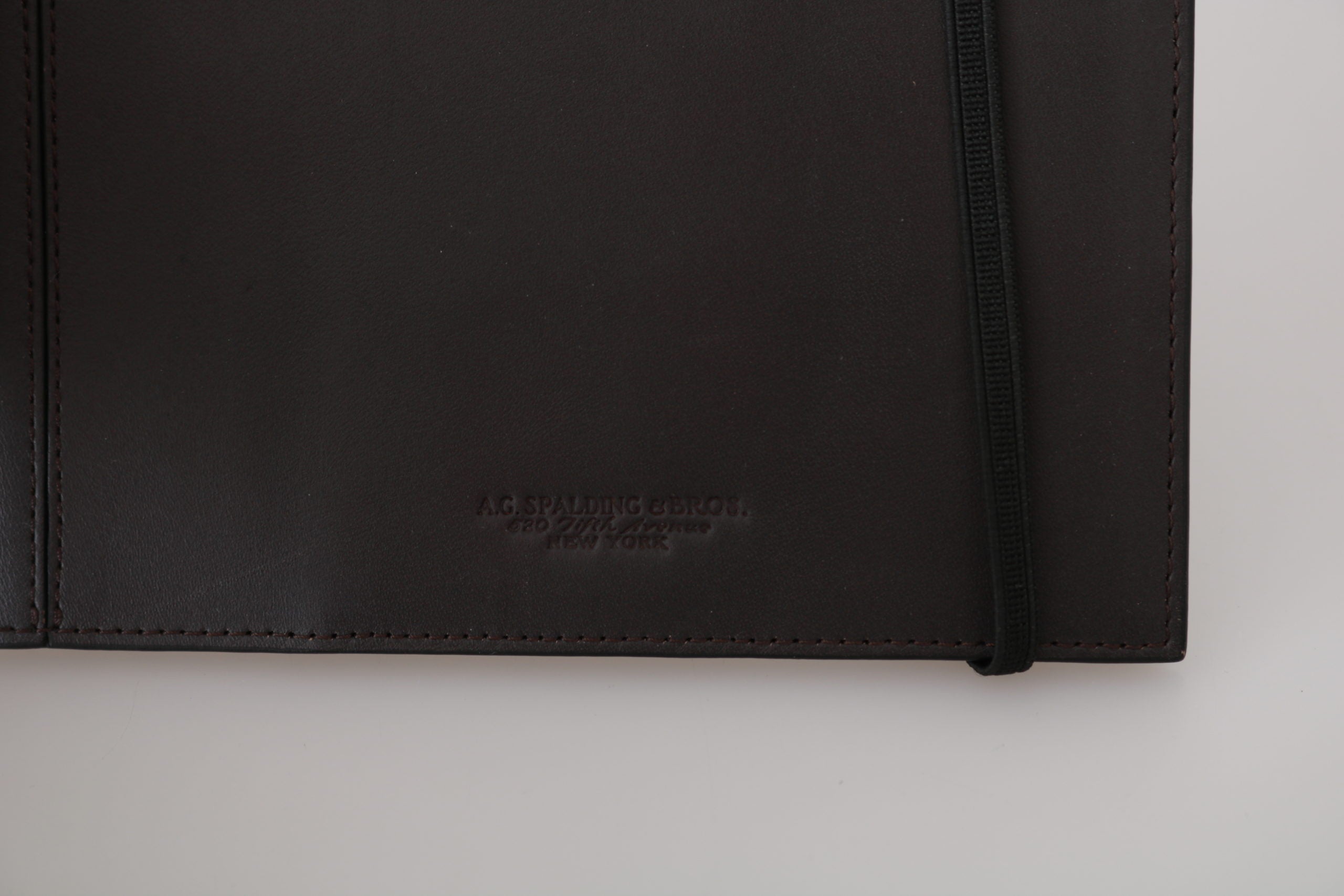 AG Spalding & Bros Elegant Leather Passport Wallet - Sleek Travel Essential