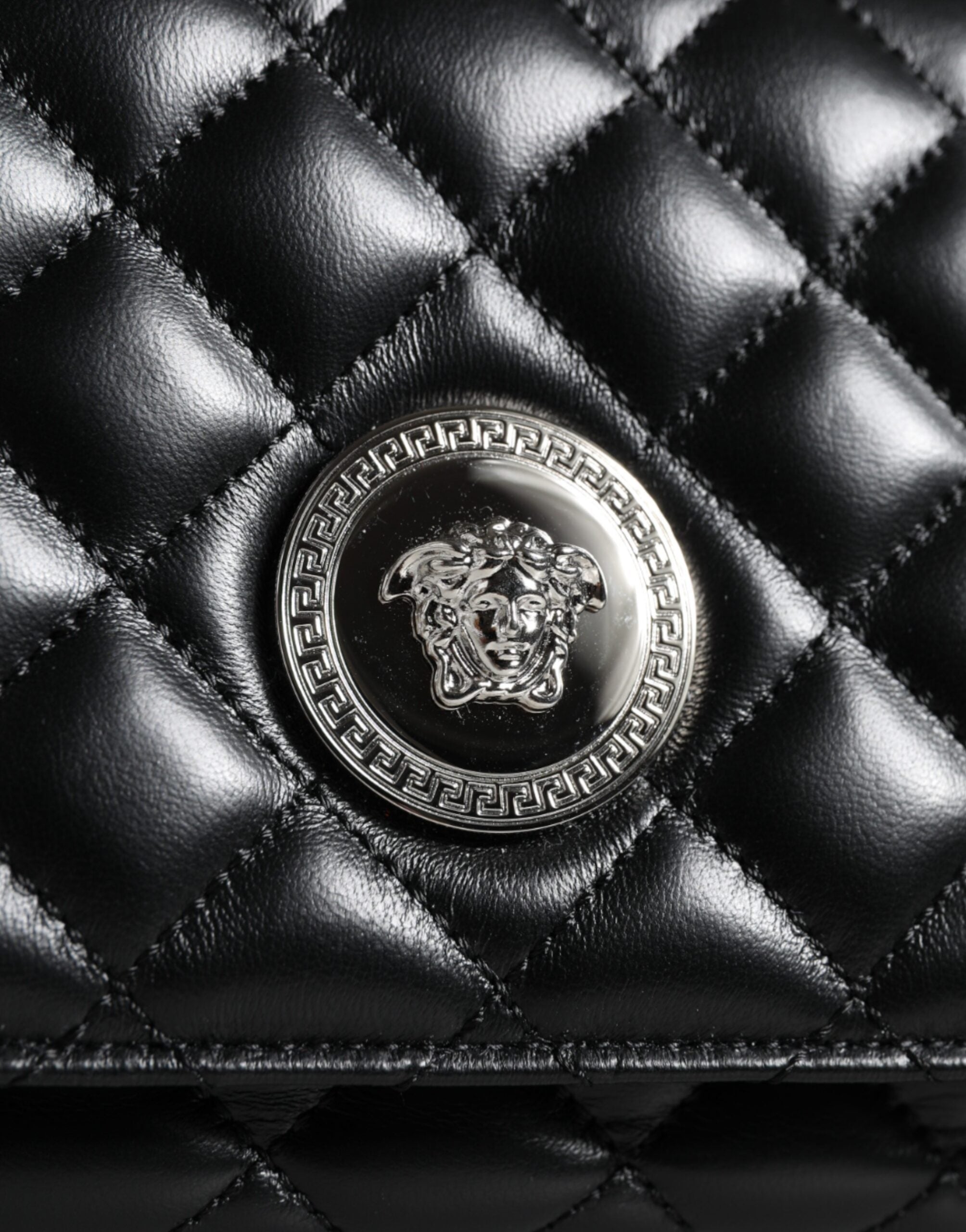 Τσάντα ώμου Versace Μαύρη Καπιτονέ Lambskin Δερμάτινη χιαστί