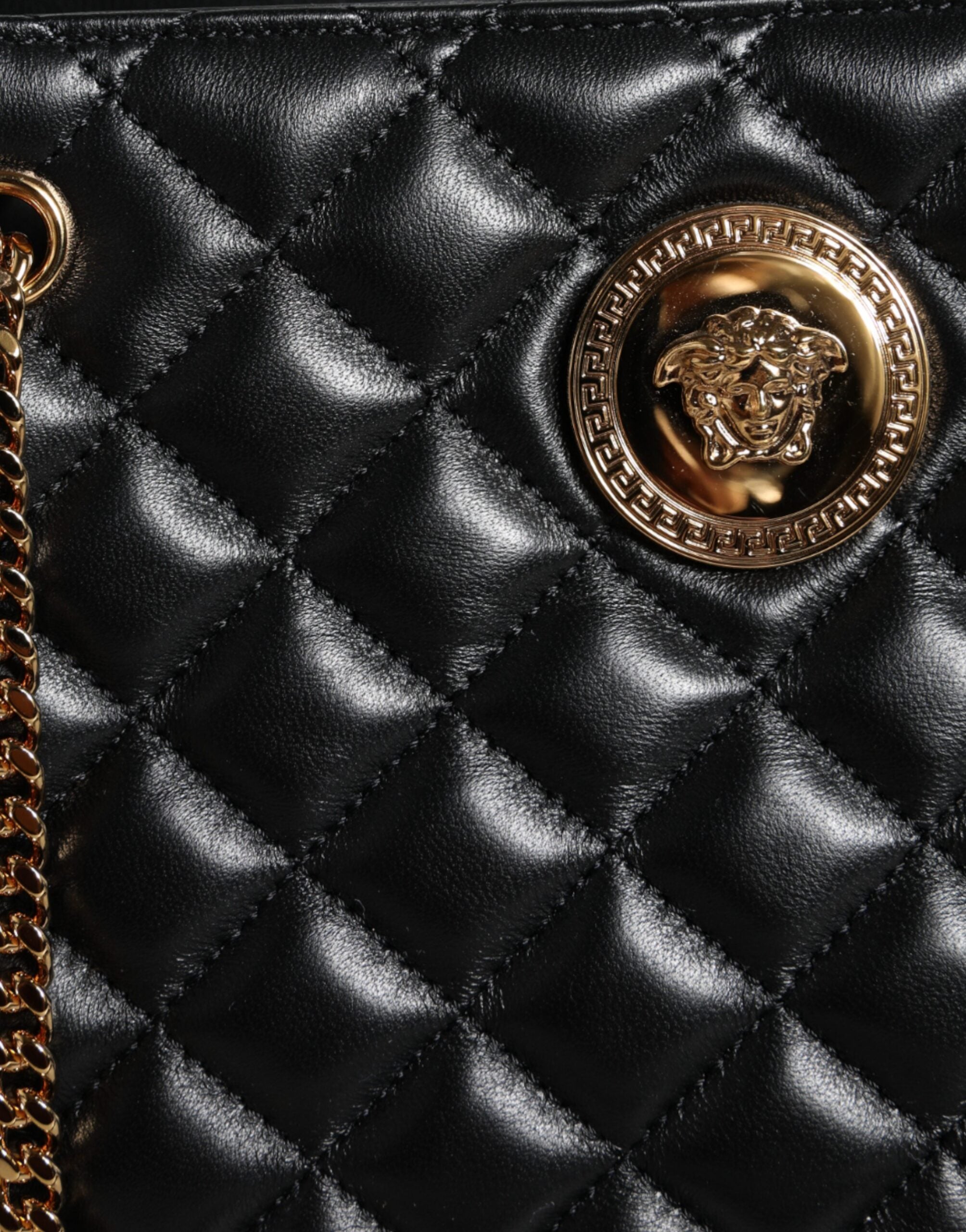 Τσάντα ώμου με δερμάτινη αλυσίδα Versace, μαύρη καπιτονέ Nappa