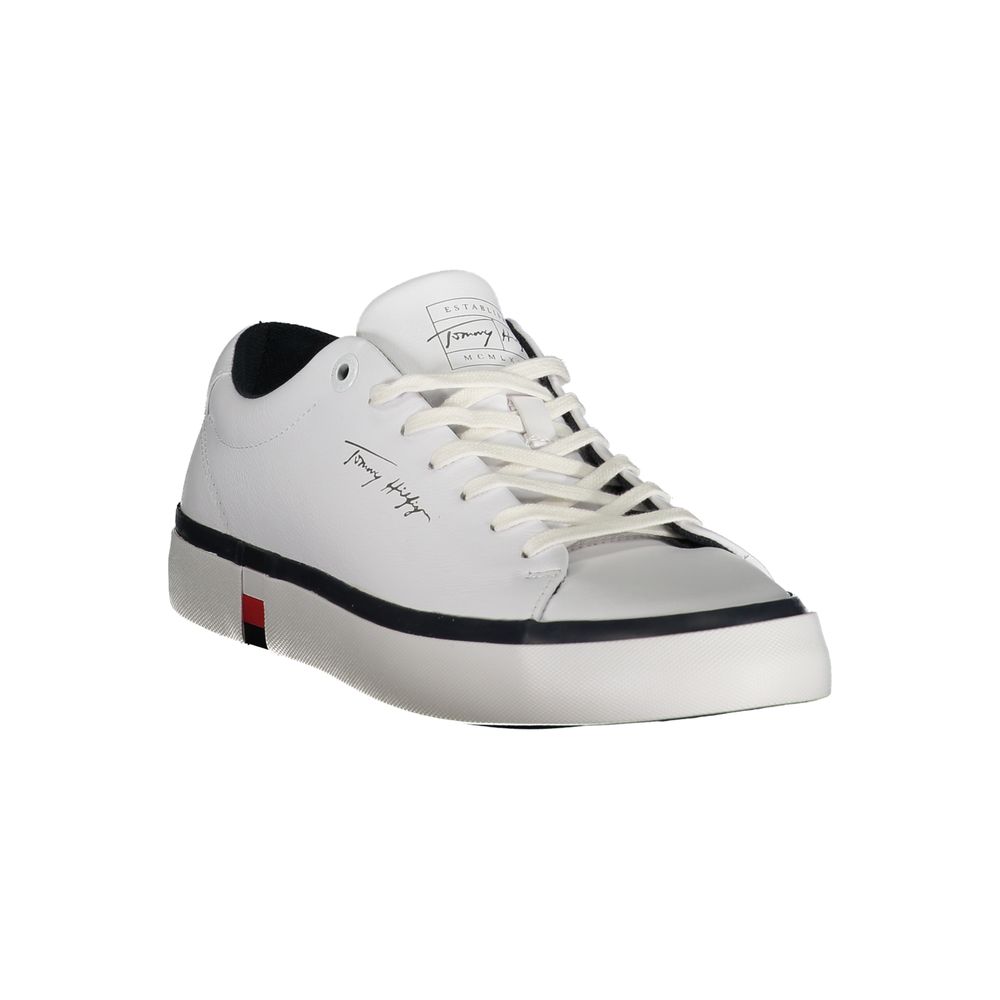 Το Tommy Hilfiger Ανεβάστε το παιχνίδι σας με κομψά λευκά αθλητικά παπούτσια