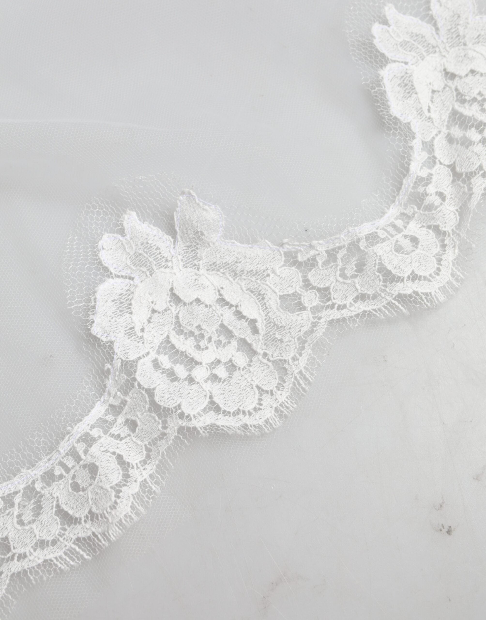 Νυφικό πέπλο Dolce &amp; Gabbana White Floral Δαντέλα νάιλον στο πάτωμα