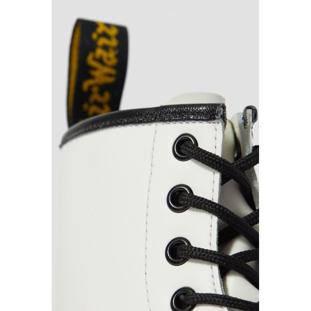 Λευκή δερμάτινη μπότα Dr. Martens