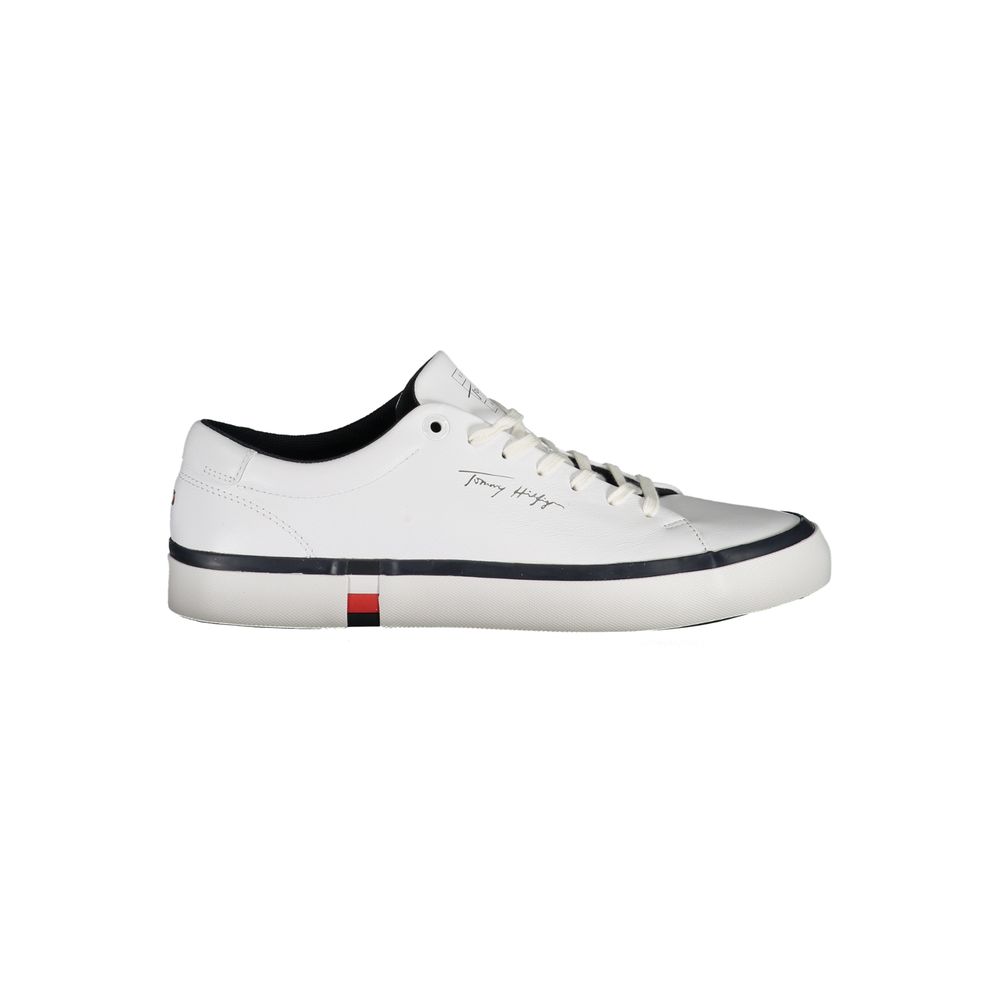 Το Tommy Hilfiger Ανεβάστε το παιχνίδι σας με κομψά λευκά αθλητικά παπούτσια