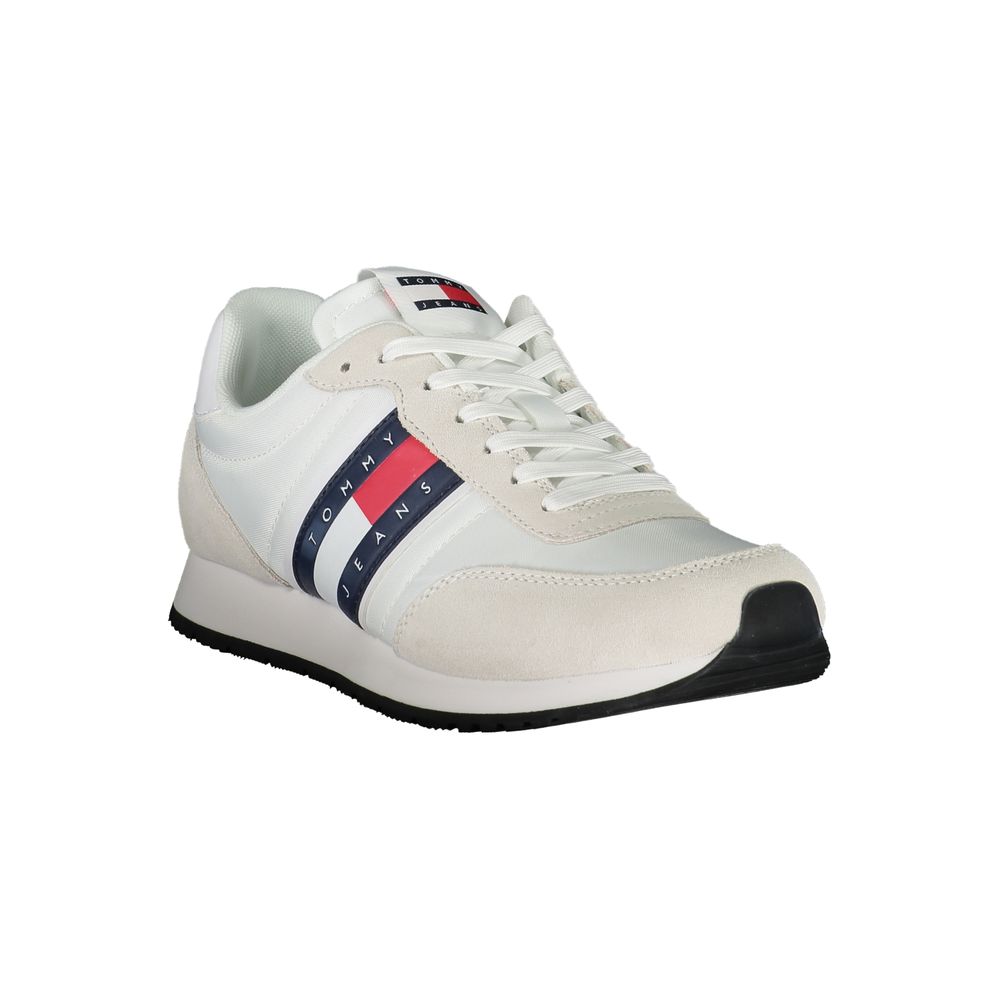 Sleek λευκά αθλητικά παπούτσια Tommy Hilfiger με λεπτομέρειες σε αντίθεση